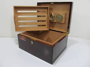 lot 119 image: Working Bombay Cigar Humidor