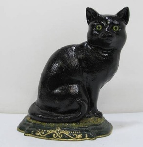lot 125 image: Heavy Solid Cast Iron Painted Cat Doorstop 