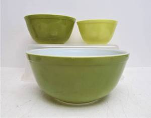 lot 128 image: Set of 3 Green PYREX Mixing Bowls
