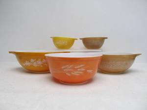 lot 131 image: Lot of 5 Vintage PYREX Bowls Dishes etc