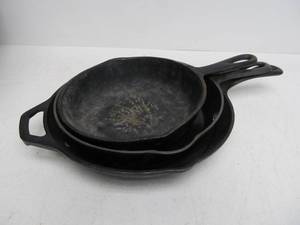 lot 146 image: 3 Vintage Cast Iron Skillets - Griswold & Lodge