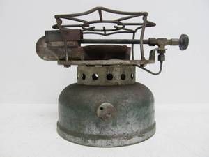 lot 147 image: Vintage COLEMAN No. 500 1960s Single Burner Camp Stove