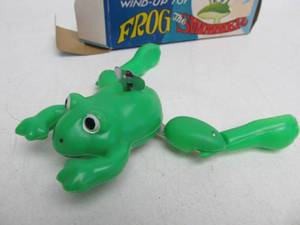 lot 71 image: Vintage Japan Wind-Up Swimming Frog Toy