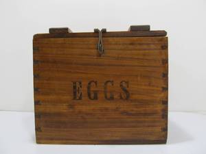 lot 184 image: Primitive Dovetailed Wood Egg Crate