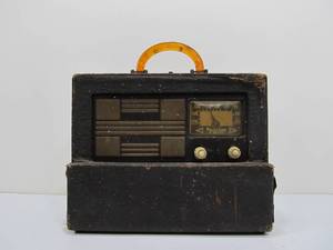 lot 185 image: Old Vintage SPARTAN Model 6-06 Tube Radio wBakelite Handle