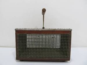 lot 290 image: Antique Fishing CricketFrog Bait Box