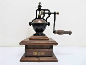 lot 302 image: Vintage Italian Coffee Grinder