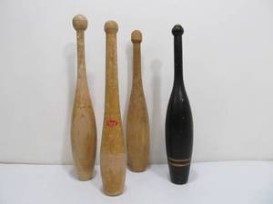 lot 310 image: 4 Vintage Wooden ExerciseJuggling Clubs