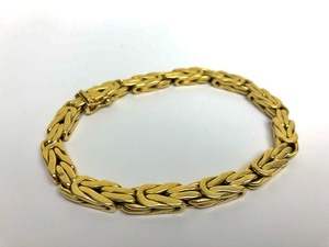 lot 6 image: Signed Vintage P.H.M. Solid 18K Thick Heavy Gold Bracelet