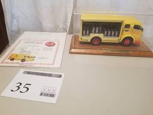 lot 35 image: 124 Scale 1955 White 3014LB Delivery Truck Die-cast Metal Replica Model by Danbury Mint