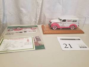 lot 21 image: 124 Scale 1941 Chevrolet Panel Delivery Truck Die-cast Metal Replica Model by Danbury Mint