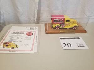 lot 20 image: 124 Scale 1935 Ford 50-830 Half-Ton Delivery Truck Die-cast Metal Replica Model by Danbury Mint