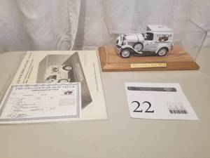 lot 22 image: 124 Scale 1931 Ford Model A Delivery Truck Die-cast Metal Replica Model by Danbury Mint