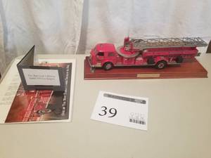 lot 39 image: 132 Scale 1954 American LaFrance Series 700 Ladder Fire Engine Die-cast Metal Replica Model by Franklin Mint