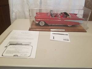 lot 1 image: Museum Masterpiece 112 Scale 1957 Chevrolet Bel Air Convertible Die-cast Metal Replica Model by Danbury Mint