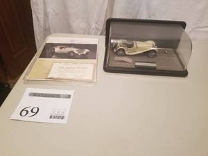 lot 69 image: 124 Scale 1938 Jaguar SS-100 Convertible Die-cast Metal Replica Model by Franklin Mint