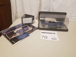 lot 70 image: 124 Scale 1932 Cadillac V-16 Sport Phaeton Die-cast Metal Replica Model by Franklin Mint