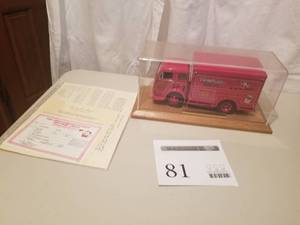 lot 81 image: 124 Scale 1955 White 3014WLB Delivery Truck Die-cast Metal Replica Model by Danbury Mint