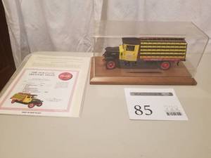 lot 85 image: 124 Scale 1928 International SL-36 Delivery Truck Die-cast Metal Replica Model by Danbury Mint