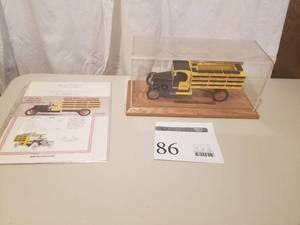 lot 86 image: 124 Scale 1927 Ford TT Open Cab Delivery Truck Die-cast Metal Replica Model by Danbury Mint