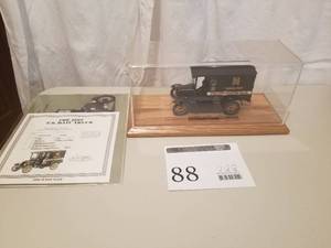lot 88 image: 124 Scale 1925 Ford Model T Panel Delivery Truck Die-cast Metal Replica Model by Danbury Mint