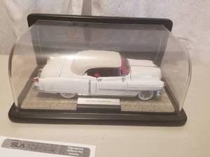 lot 91 image: 124 Scale 1953 Cadillac Eldorado Convertible Die-cast Metal Replica Model by Danbury Mint