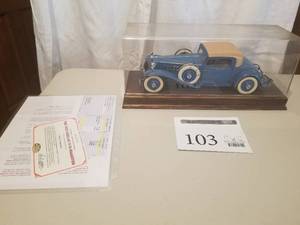 lot 103 image: Museum Masterpiece 112 Scale 1930 Cadillac V-16 Roadster Die-cast Metal Replica Model by Danbury Mint