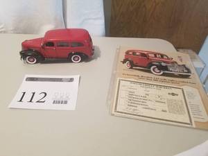 lot 112 image: 124 Scale 1946 Chevrolet 3106 Model DP Half-Ton Suburban Die-cast Metal Replica Model by Danbury Mint