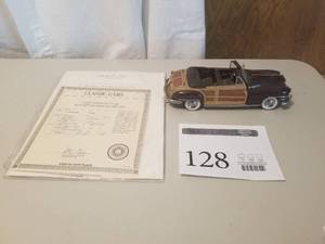 lot 128 image: 124 Scale 1948 Chrysler Town & Country Convertible Die-cast Metal Replica Model by Danbury Mint