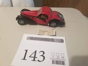 lot 143 image: 124 Scale 1936 Buggati Type 57 SC Roadster Die-cast Metal Replica Model by Franklin Mint