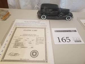 lot 165 image: 124 Scale 1932 Cadillac V-16 Fleetwood Sedan Die-cast Metal Replica Model by Danbury Mint
