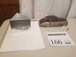 lot 166 image: 124 Scale 1955 Bentley S Sedan Die-cast Metal Replica Model by Franklin Mint