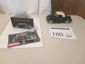 lot 180 image: 124 Scale 1936 Ford Deluxe Cabriolet Convertible Die-cast Metal Replica Model by Franklin Mint