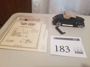 lot 183 image: 124 Scale 1936 Ford Deluxe Cabriolet Convertible Die-cast Metal Replica Model by Danbury Mint