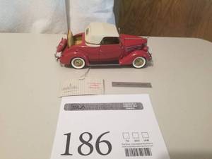 lot 186 image: 124 Scale 1935 Ford Deluxe Cabriolet Convertible Die-cast Metal Replica Model by Franklin Mint