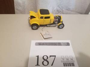 lot 187 image: 124 Scale 1932 Ford Duece Coupe Die-cast Metal Replica Model by Franklin Mint