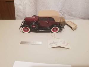 lot 189 image: 124 Scale 1932 Ford Sedan Convertible Die-cast Metal Replica Model by Franklin Mint