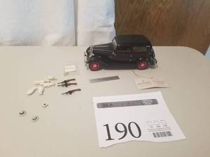lot 190 image: 124 Scale 1933 Ford Deluxe Sedan Die-cast Metal Replica Model by Franklin Mint