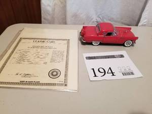 lot 194 image: 124 Scale 1956 Ford Thunderbird Hardtop Convertible Die-cast Metal Replica Model by Danbury Mint