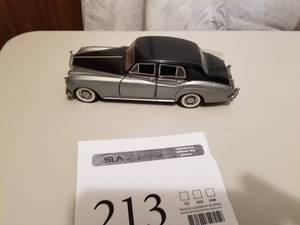 lot 213 image: 124 Scale 1955 Rolls-Royce Silver Cloud I Sedan Die-cast Metal Replica Model by Franklin Mint
