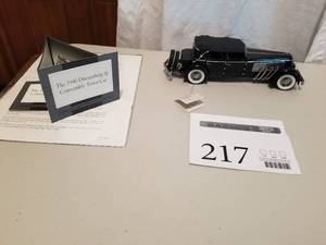 lot 217 image: 124 Scale 1940 Dusenberg SJ Town Car Convertible Die-cast Metal Replica Model by Franklin Mint