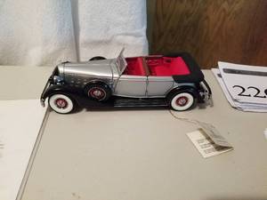 lot 218 image: 124 Scale 1934 Packard Sedan Convertible Die-cast Metal Replica Model by Franklin Mint