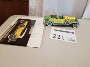 lot 221 image: 124 Scale 1930 Dusenberg J Derham Tourster Sedan Convertible Die-cast Metal Replica Model by Franklin Mint