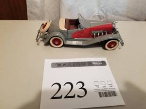 lot 223 image: 124 Scale 1935 Dusenberg SSJ Convertible Die-cast Metal Replica Model by Danbury Mint