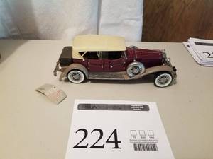 lot 224 image: 124 Scale 1930 Dusenberg J Derham Tourster Convertible Die-cast Metal Replica Model by Franklin Mint