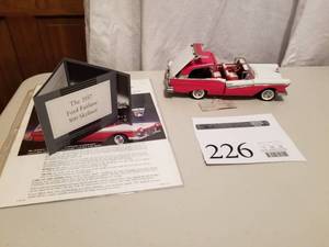 lot 226 image: 124 Scale 1957 Ford Skyliner Retractable Hardtop Convertible Die-cast Metal Replica Model by Franklin Mint