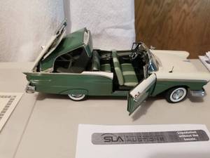 lot 227 image: 124 Scale 1957 Ford Fairlane 500 Skyliner Retractable Hardtop Convertible Die-cast Metal Replica Model by Danbury Mint