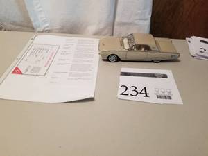lot 234 image: 124 Scale 1961 Ford Thunderbird Coupe Die-cast Metal Replica Model by Danbury Mint