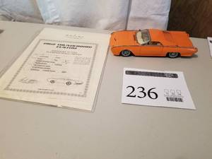 lot 236 image: 124 Scale 1962 Ford Thunderbird Custom Hardtop Convertible Die-cast Metal Replica Model by Danbury Mint