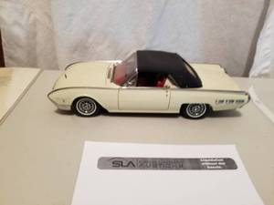 lot 241 image: 124 Scale 1962 Ford Thunderbird Sport Roadster Die-cast Metal Replica Model by Danbury Mint
